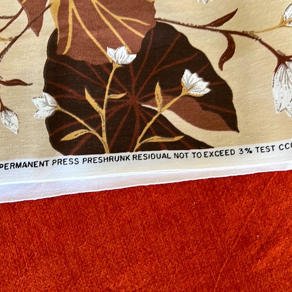 Two (2) yards of 1978 by Atelier Originals fabric in vintage lotus design - Picture 4 of 5